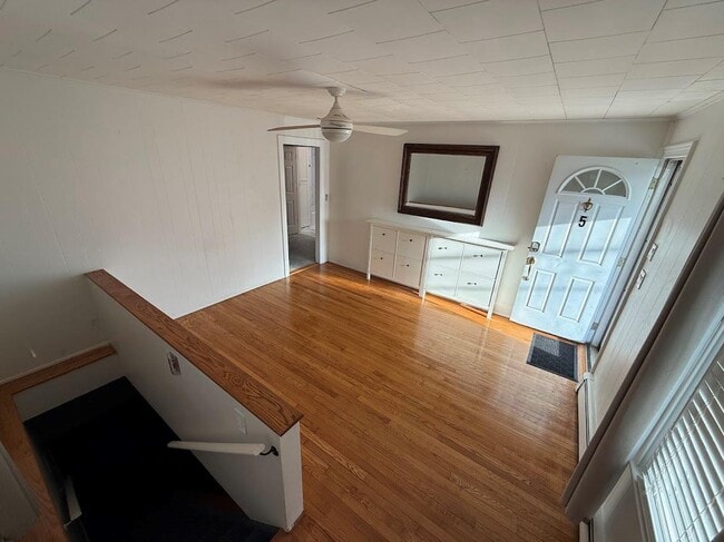 Building Photo - 5 Elm St