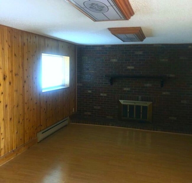 Building Photo - Don't miss this 4 bed, 2 bath for rent.