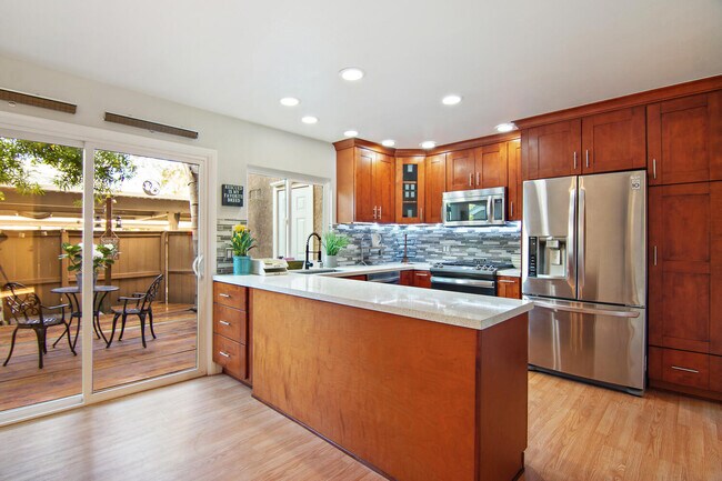 Gorgeous Kitchen with Quartz Countertops - 9 Hollowglen