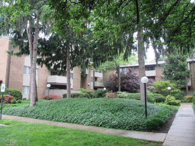 Foto del edificio - Spacious 2 BR/2 BA Condo in Montgomery Vil...