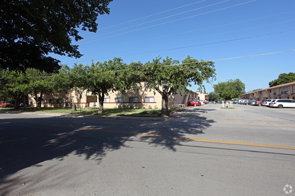 Primary Photo - Hilltopper Apartments