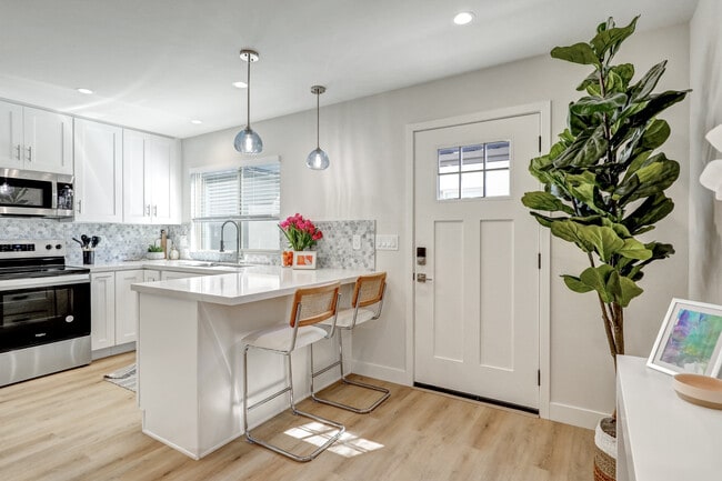 Building Photo - 940 Law St