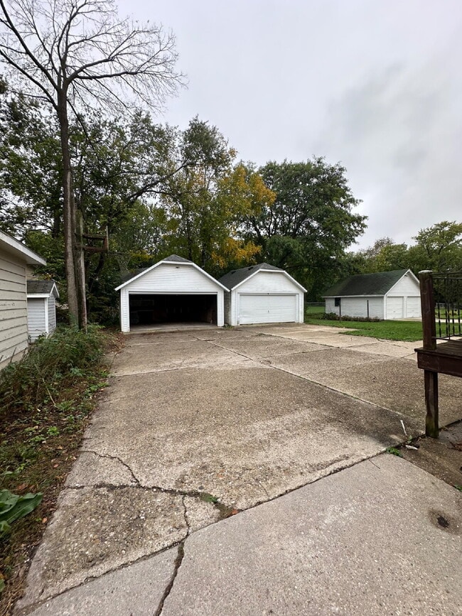 Building Photo - 838 1/2 Centerway St. Upper