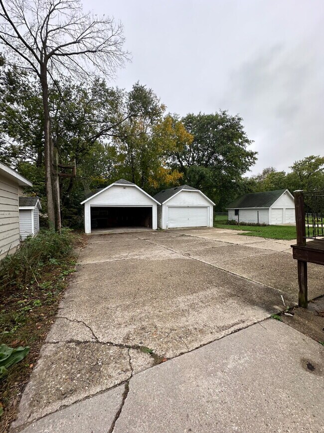 Foto del edificio - 838 1/2 Centerway St. Upper