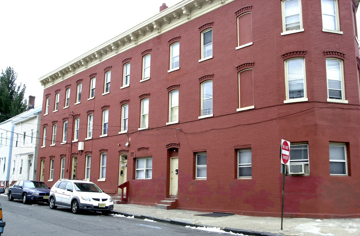 Primary Photo - 2-8 Chadwick St