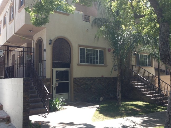 Building Photo - 624 E San Jose Ave