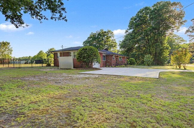 Foto del edificio - Charming 3-Bed/2.5-Bath Ranch in Durham