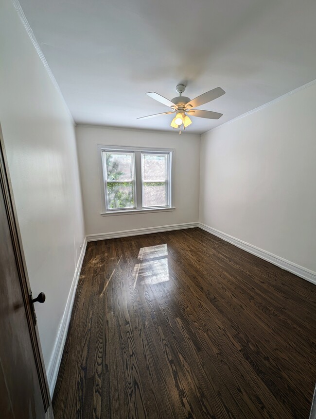 Building Photo - 3510 W Dickens Ave