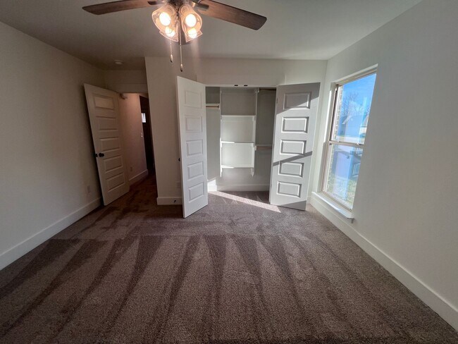 Building Photo - Luxury 3 Bedroom In Webb City!