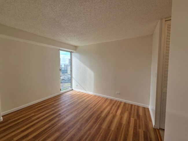 Building Photo - 1 bed, 1 bath, 1 parking Available for Rent in the Kapiolani manor