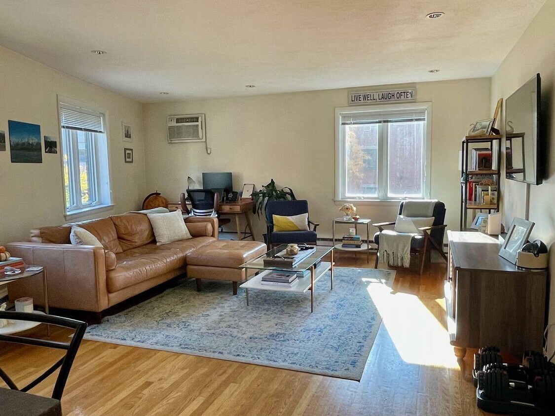 Foto principal - 129 Charles St S