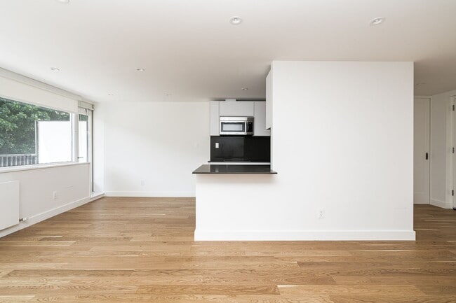 Building Photo - 150 The Donway W