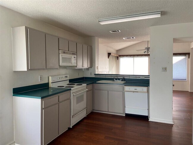 Foto del edificio - 557 Dove Creek Cir