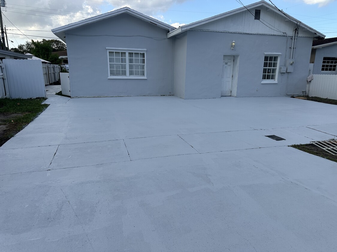 front house just painted !!! - 323 NE 171st St (North Miami Beach, FL)