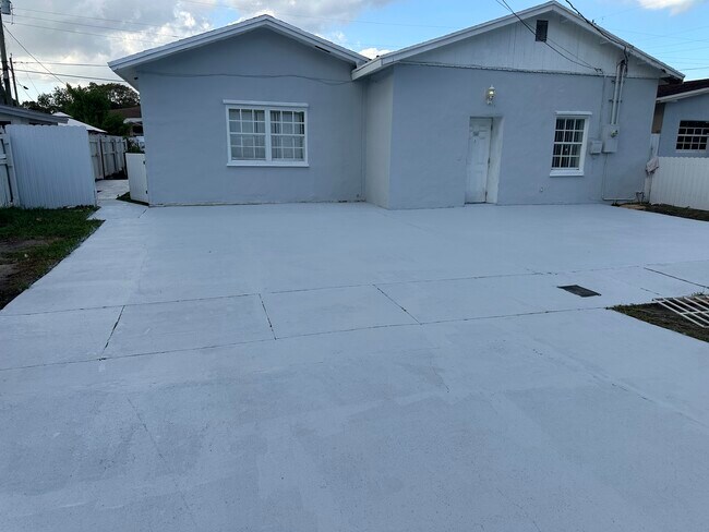 front house just painted !!! - 323 NE 171st St House