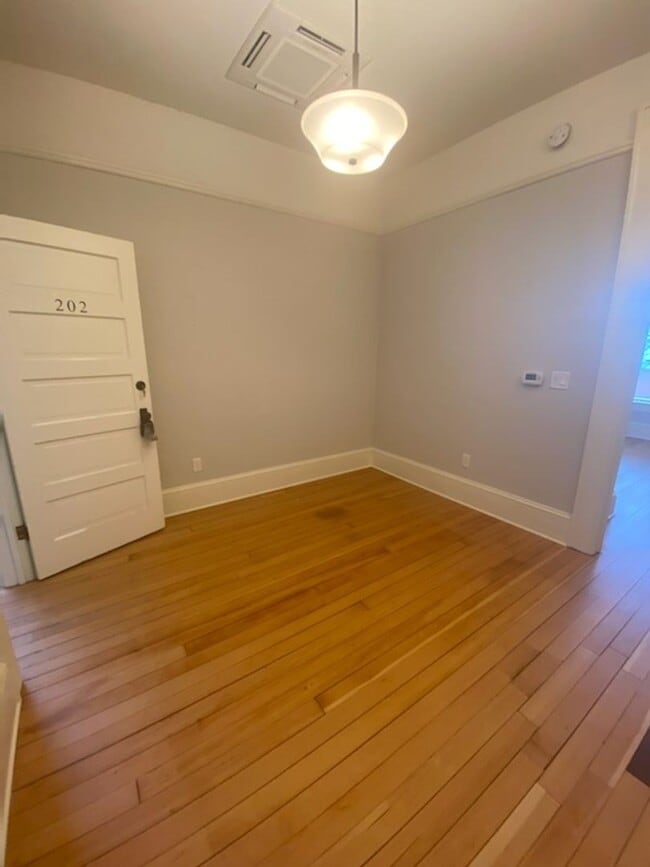 Building Photo - Updated 1-Bedroom, 1-Bath Apartment in Cot...