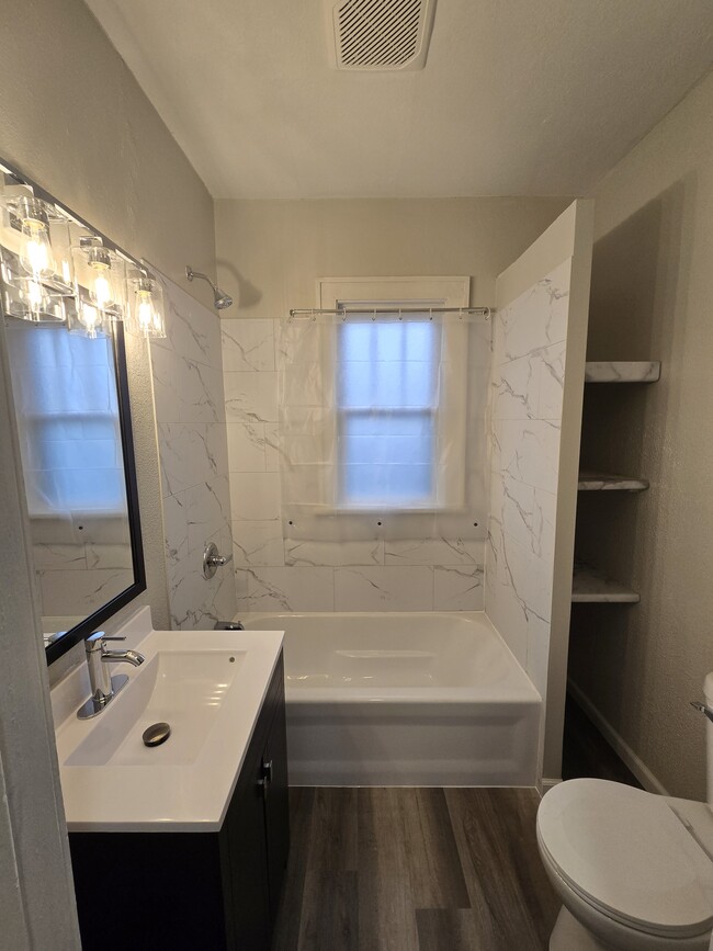 Building Photo - 907 N Busey Ave