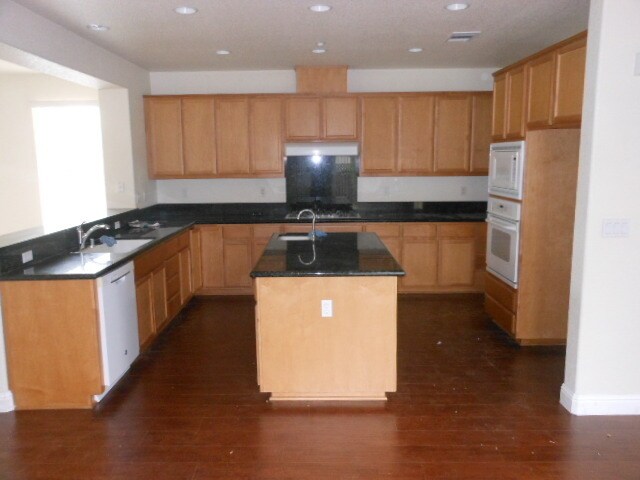 Building Photo - Rose Garden 4 Bed, 3 Bath Discounted at $3...