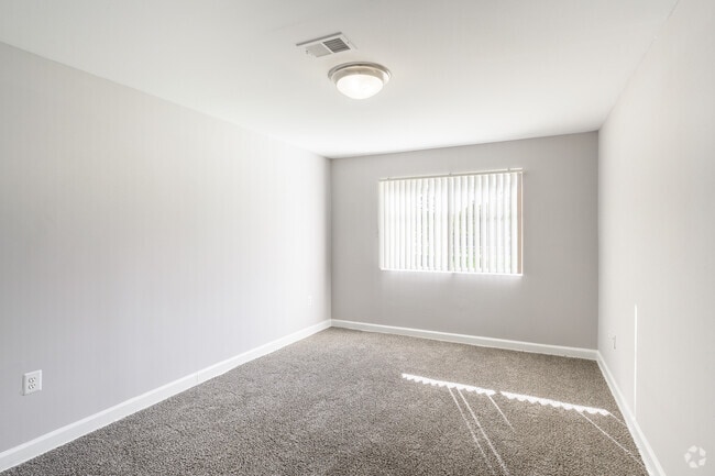 2 habitaciones, 1 baño - 771 pies cuadrados - Dormitorio principal - Oxon Hill Village