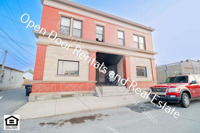 Primary Photo - 109 E King St