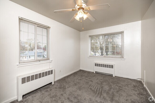 1BR, 1BA - 500 SF - Bedroom - Franklin Court Apartments