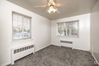 1BR, 1BA - 500 SF - Bedroom - Franklin Court Apartments
