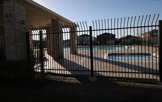 Foto del edificio - 4028 Thoroughbred Trail