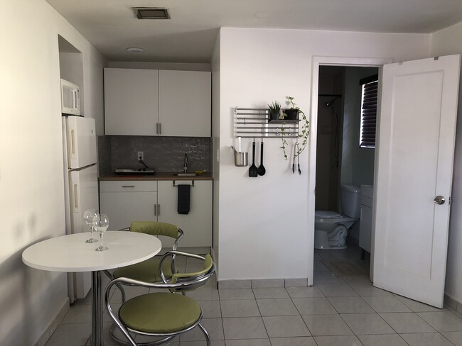 Foto del edificio - 1736 SW 12th St