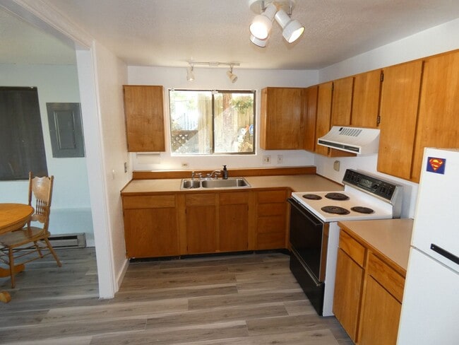 Building Photo - 1405 W 5th St