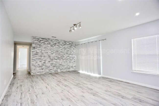 Building Photo - 2824 Briarhurst Dr
