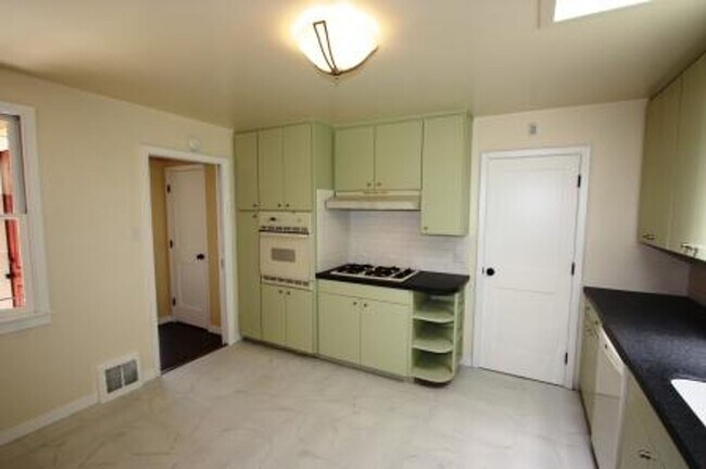 Building Photo - Charming 2-Bed, 2-Bath Home in University ...