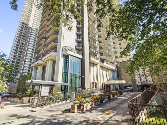 Building Photo - 6007 N Sheridan Rd