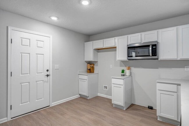 Building Photo - 5460 Amazon Ave