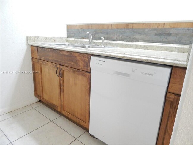 Foto del edificio - 10149 Twin Lakes Dr