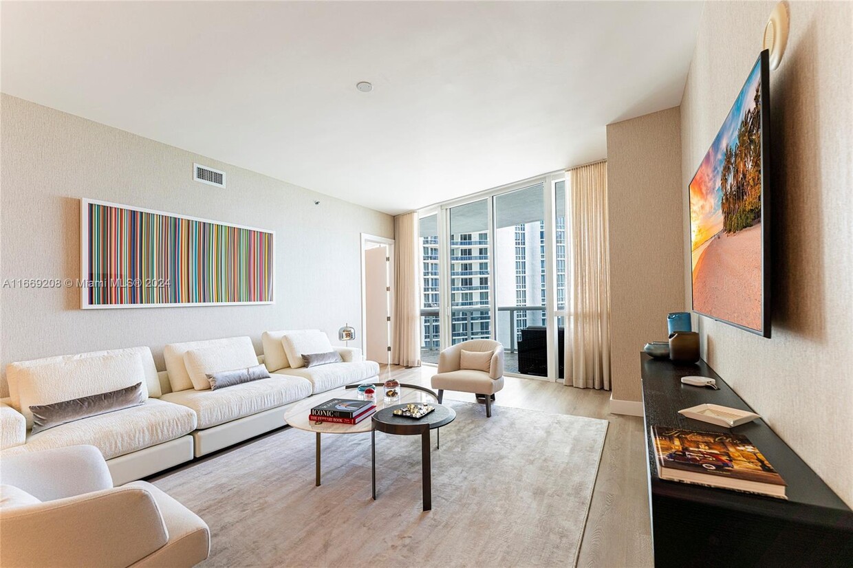 Foto principal - 15901 Collins Ave