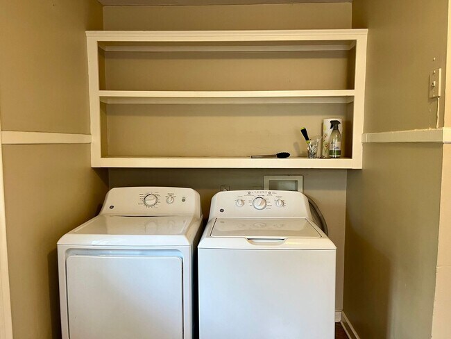 Building Photo - Great location in Garden District seconds ...