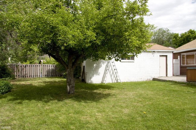 Building Photo - 655 E Riviera Cir