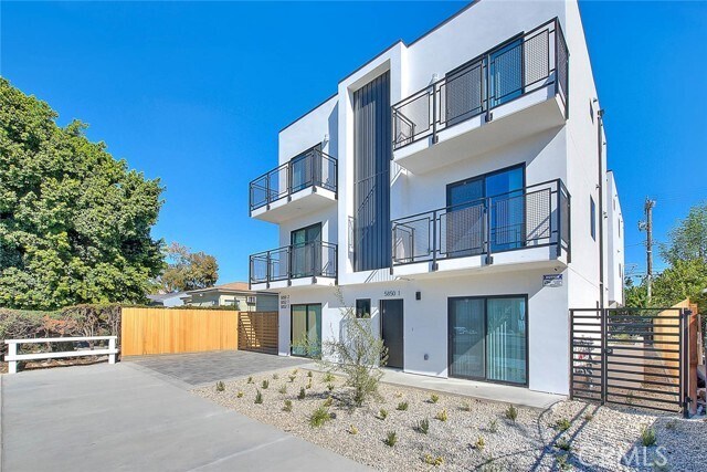 Foto del edificio - 5852 Vineland Ave