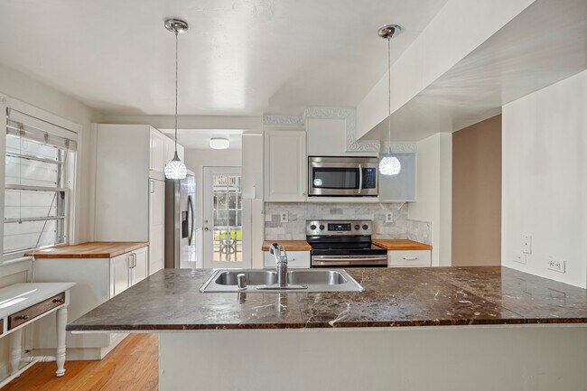 Cocina - 808 E St