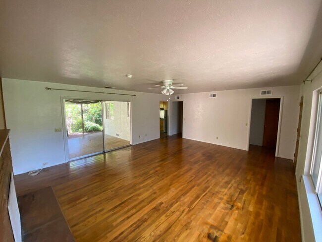 Building Photo - Charming Home Near Lindo Channel