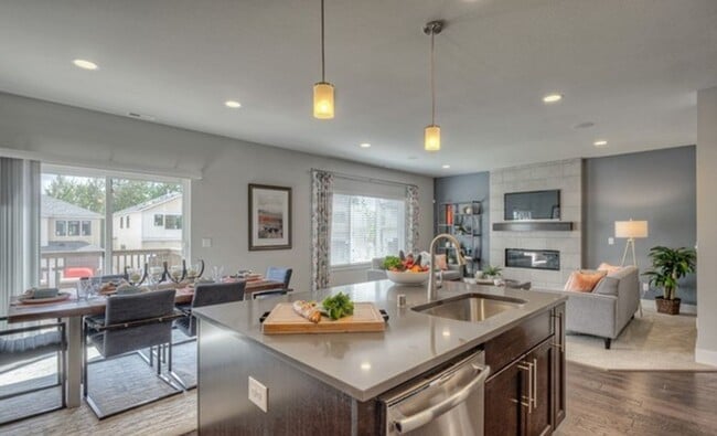 Building Photo - A Charming and Cozy 4 Bed 3.5 bath home in...