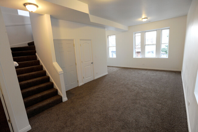 Living Room - 715 W 47th Pl