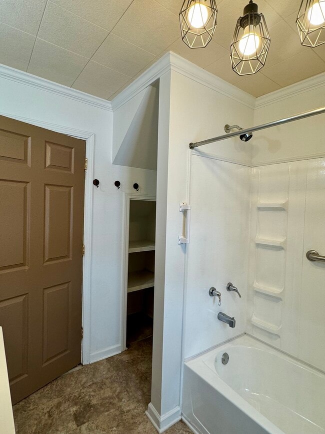 Building Photo - 1802 Perry Hwy