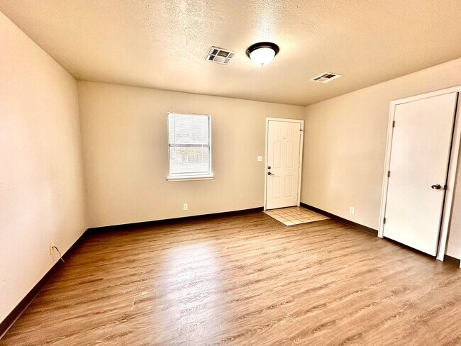 Foto del edificio - Cute 2-Bed Home with Hardwood Floors and G...