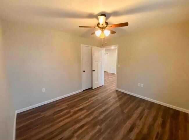 Foto del edificio - 2 bed 1 bath triplex unit