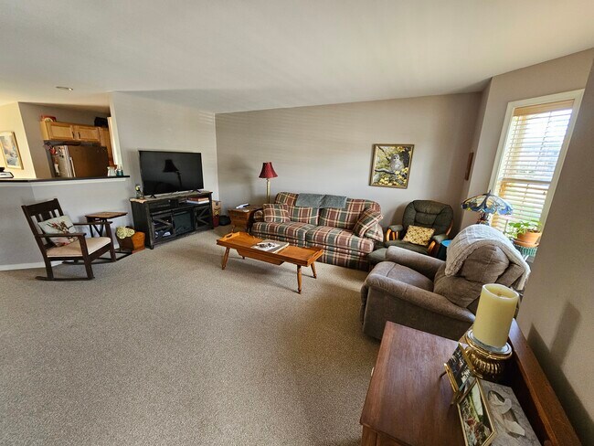 Building Photo - 638 Chickadee Dr