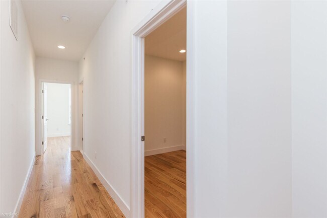 Foto del edificio - 2 br, 1 bath Triplex - 2308 E LEHIGH AVE U...