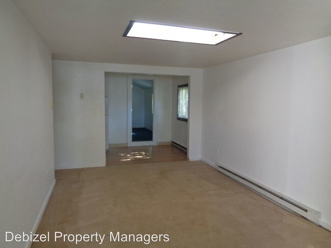 Building Photo - 725 Custer Ave