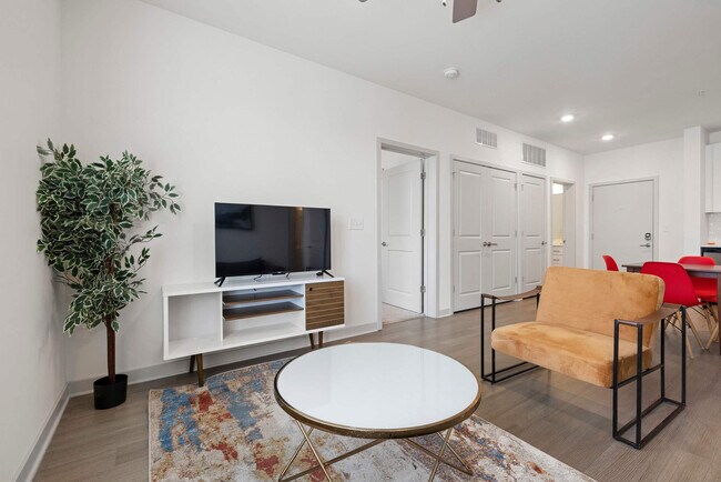 Building Photo - 633 E Main St