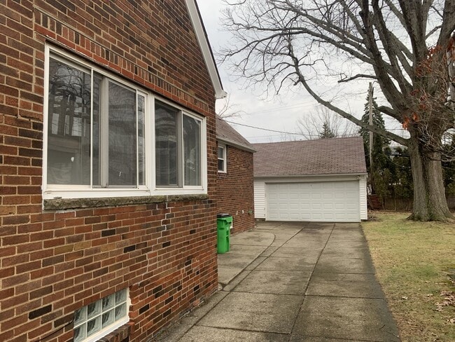 Building Photo - 375 E 214th St